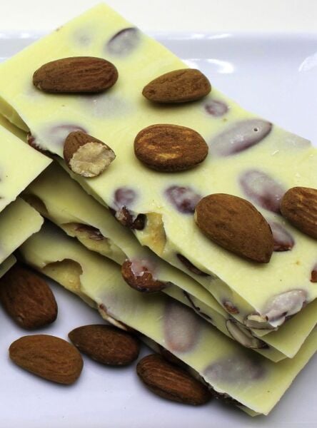 Dark Brown Beyaz Kırma Beyoğlu Çikolatası - Bademli Lezzet