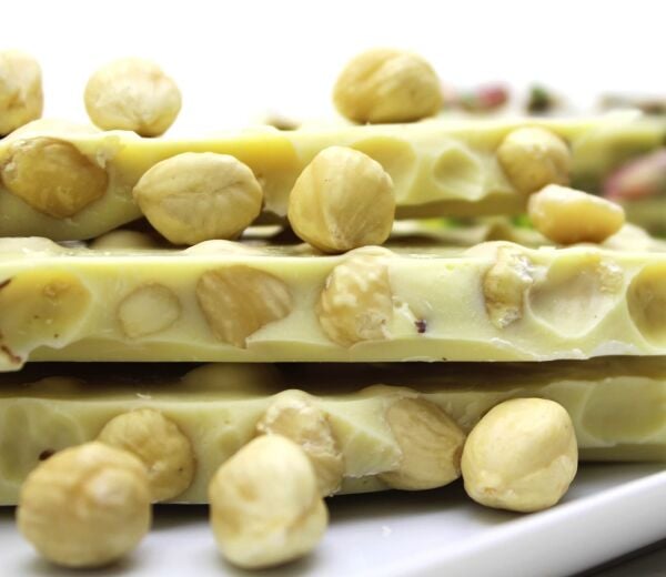 Dark Brown Beyaz Beyoğlu Çikolatası - Fındıklı Kırma Özel Lezzet