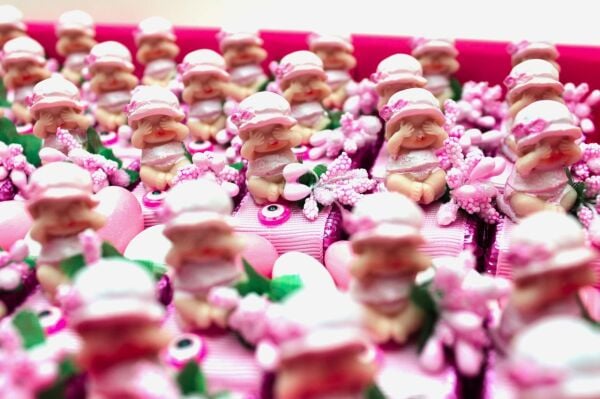 Dark Brown Kız Bebek Biblolu Doğum Hediye Çikolatası - 40 Adet