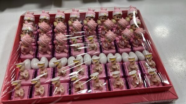 Dark Brown Kız Bebek Biblolu Doğum Hediye Çikolatası - 40 Adet