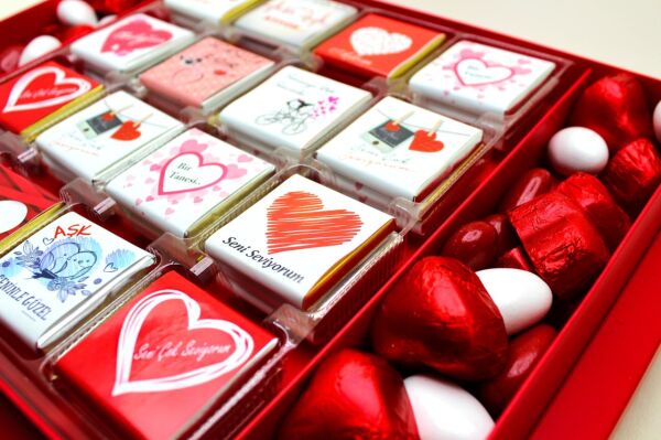 Dark Brown Madlen ve Sargılı Sevgililer Günü Çikolatası