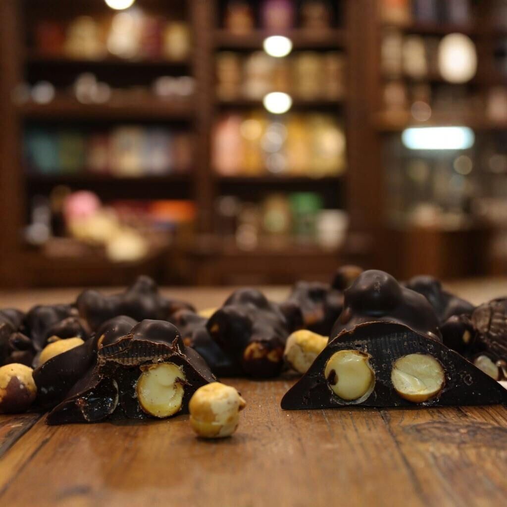 Dark Brown Leblebili Roş Bitter Çikolata - Tatlı Tuzlu Lezzet Deneyimi