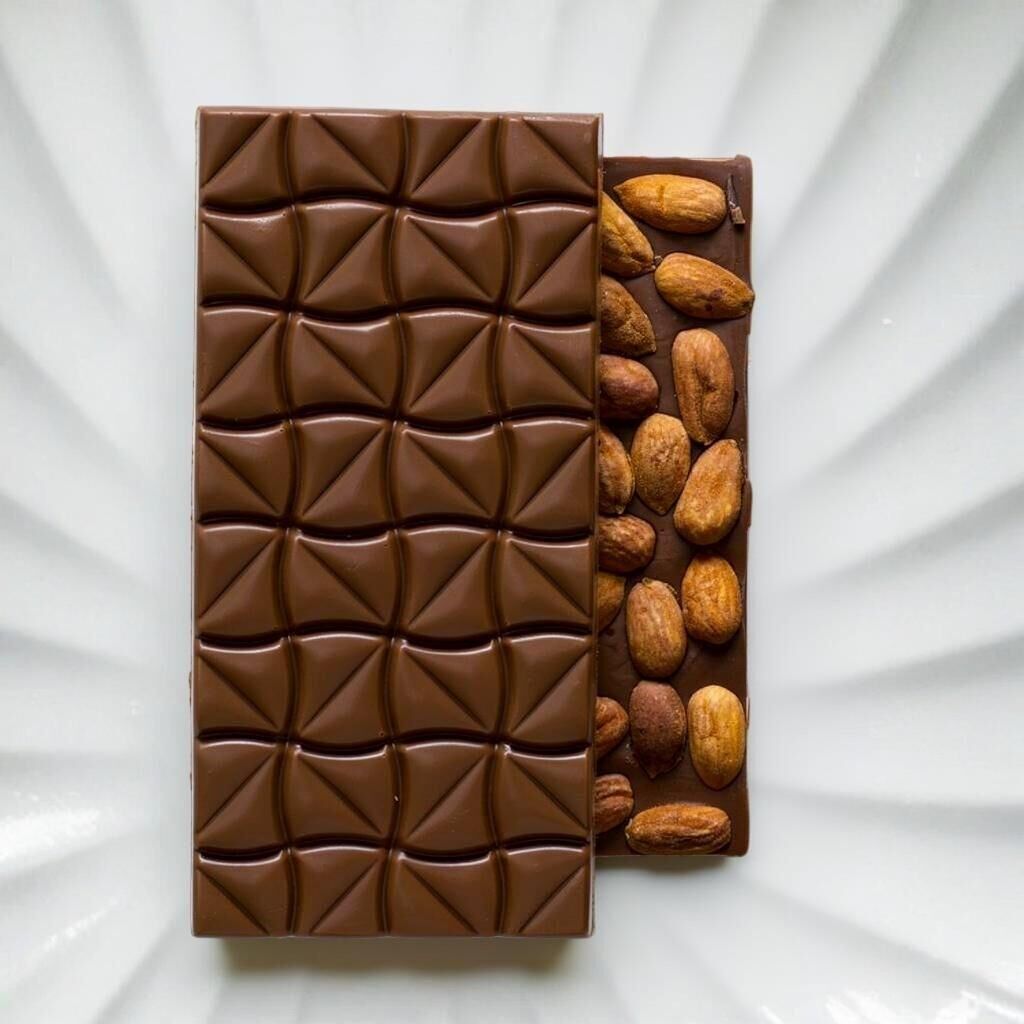 Dark Brown El Yapımı Bademli Sütlü Tablet Çikolata - 100 Gr