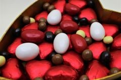 Dark Brown Siyah Puantiyeli Kalpli Çikolata Kutusu Kırmızı Sargılı Orta Boy