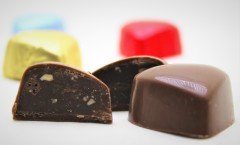 Dark Brown Kırmızı Kalpli Çikolata Kutusu Siyah Kalp Karışık Sargılı Büyük Boy