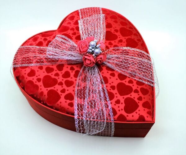 El Yapımı Dark Brown Büyük Boy Kırmızı Kalpli Karışık Çikolata Kutusu - KN1