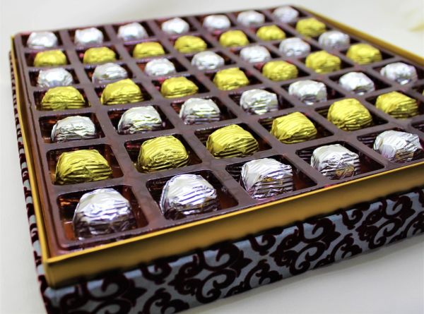 Dark Brown Gri Saten Pisküllü Çikolata Kutusu Hediyelik Tablo Çikolata 49'lu Sargılı Çikolatalı