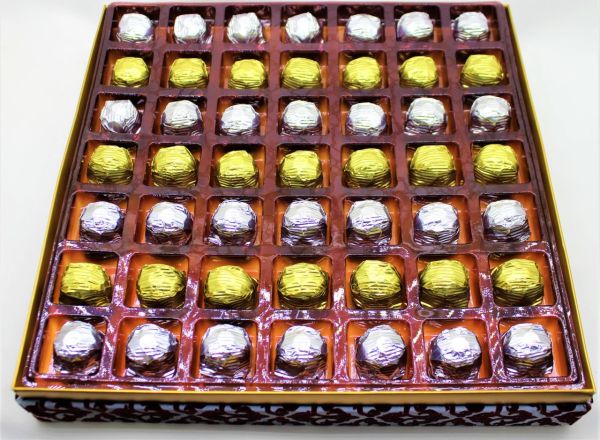 Dark Brown Gri Saten Pisküllü Çikolata Kutusu Hediyelik Tablo Çikolata 49'lu Sargılı Çikolatalı