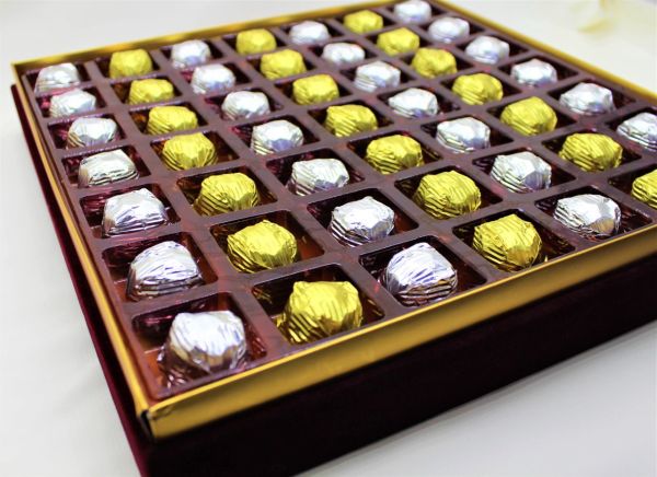 Dark Brown Kırmızı Kadife Pisküllü Çikolata Kutusu Hediyelik Tablo Çikolata 49'lu Sargılı Çikolatalı