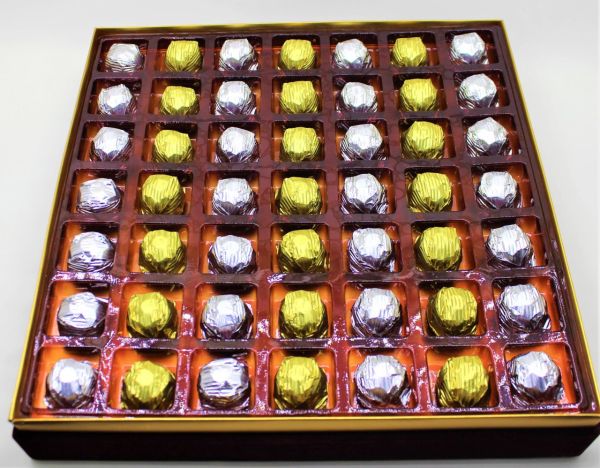 Dark Brown Kırmızı Kadife Pisküllü Çikolata Kutusu Hediyelik Tablo Çikolata 49'lu Sargılı Çikolatalı