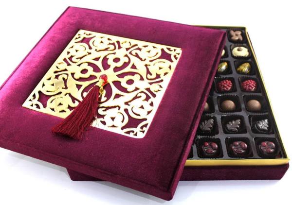 Dark Brown Kırmızı Kadife Pisküllü Çikolata Kutusu Hediyelik Tablo Çikolata 49'lu Spesiyal Çikolatalı