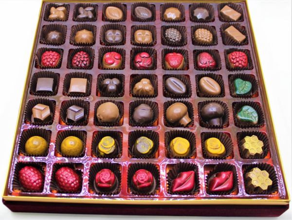 Dark Brown Kırmızı Kadife Pisküllü Çikolata Kutusu Hediyelik Tablo Çikolata 49'lu Spesiyal Çikolatalı