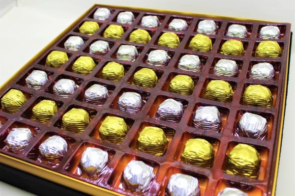 Dark Brown Siyah Kadife Pisküllü Çikolata Kutusu Hediyelik Tablo Çikolata 49'lu Sargılı Çikolatalı