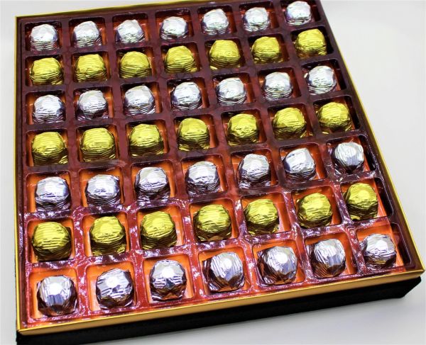 Dark Brown Siyah Kadife Pisküllü Çikolata Kutusu Hediyelik Tablo Çikolata 49'lu Sargılı Çikolatalı