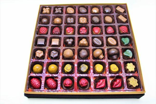 Dark Brown Siyah Kadife Pisküllü Çikolata Kutusu Hediyelik Tablo Çikolata 49'lu Spesiyal Çikolatalı