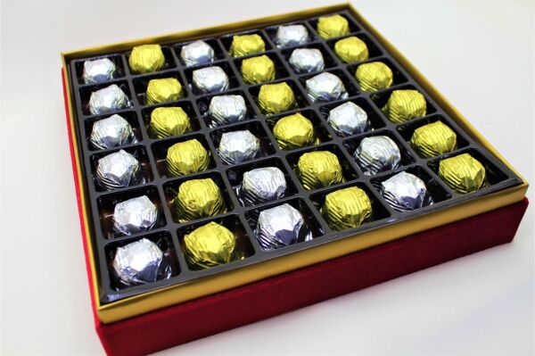 Dark Brown El Yapımı Tuğralı 36'lı Çerçeveli Çikolata Kutusu Sargılı Çikolatalı