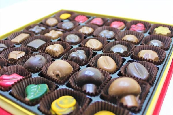 Dark Brown El Yapımı Tuğralı 36'lı Çerçeveli Çikolata Kutusu Spesiyal Çikolatalı