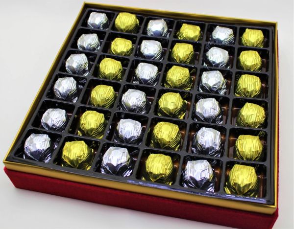 Dark Brown Kırmızı Kadife Osmanlı Tuğralı Çerçeveli Çikolata Kutusu Hediyelik Tablo Çikolata 36'lı Sargılı Çikolatalı