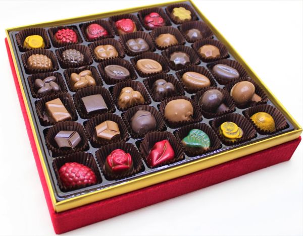Dark Brown Kırmızı Kadife Osmanlı Tuğralı Çerçeveli Çikolata Kutusu Hediyelik Tablo Çikolata 36'lı Spesiyal Çikolatalı