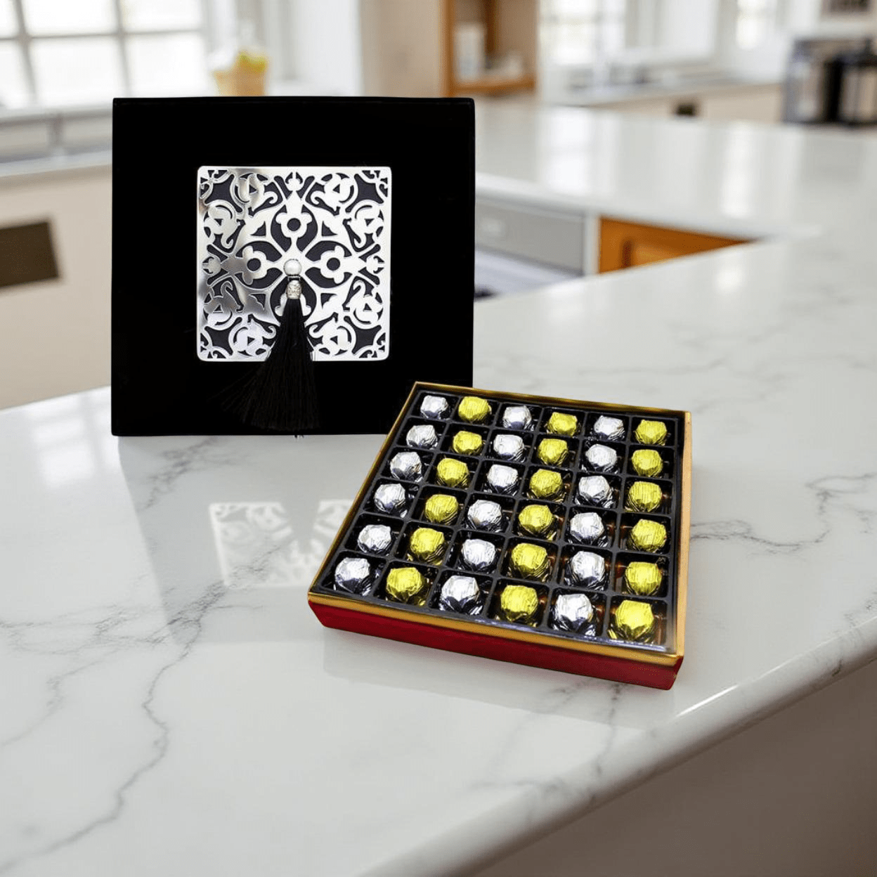 Dark Brown El Yapımı 36'lı Siyah Kadife Çikolata Kutusu - Özel Osmanlı Motifleri Sargılı Çikolatalı