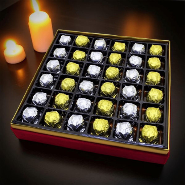 Dark Brown El Yapımı 36'lı Siyah Kadife Çikolata Kutusu - Özel Osmanlı Motifleri Sargılı Çikolatalı