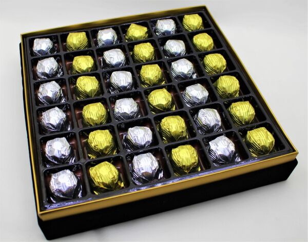 Dark Brown El Yapımı 36'lı Siyah Kadife Çikolata Kutusu - Özel Osmanlı Motifleri Sargılı Çikolatalı