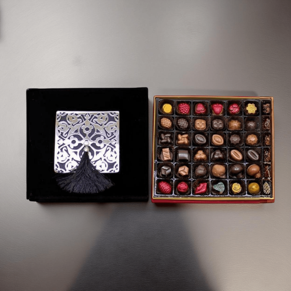 Dark Brown El Yapımı 36'lı Siyah Kadife Çikolata Kutusu - Özel Osmanlı Motifleri Spesiyal Çikolatalı