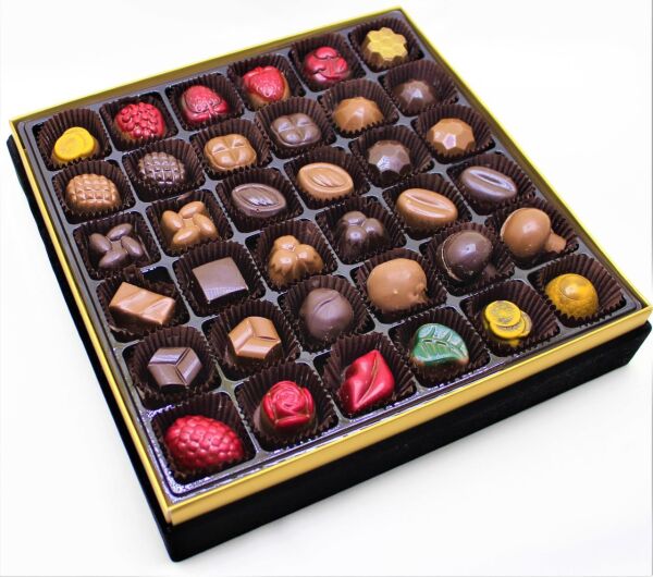 Dark Brown El Yapımı 36'lı Siyah Kadife Çikolata Kutusu - Özel Osmanlı Motifleri Spesiyal Çikolatalı