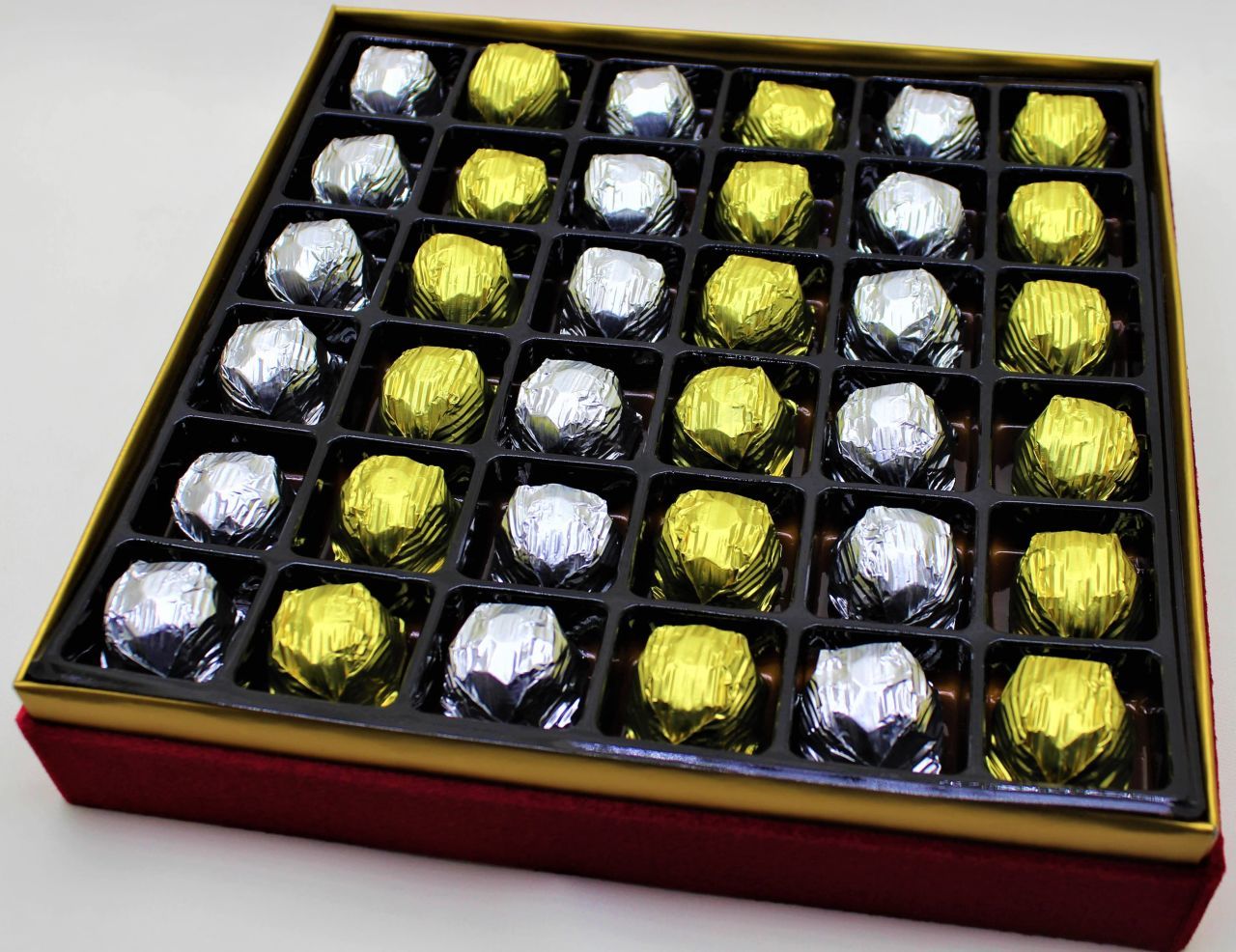 Dark Brown Kırmızı Kadife Osmanlı Tuğralı Çikolata Kutusu Hediyelik Tablo Çikolata 36'lı Sargılı Çikolatalı