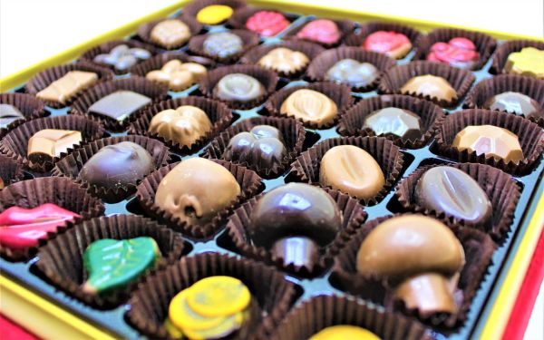 Dark Brown Kırmızı Kadife Osmanlı Tuğralı Çikolata Kutusu Hediyelik Tablo Çikolata 36'lı Spesiyal Çikolatalı
