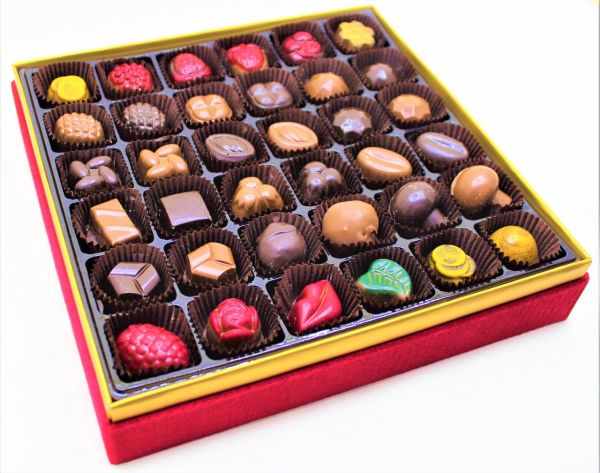 Dark Brown Kırmızı Kadife Osmanlı Tuğralı Çikolata Kutusu Hediyelik Tablo Çikolata 36'lı Spesiyal Çikolatalı