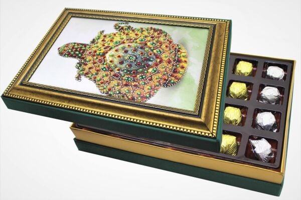 Dark Brown Osmanlı Karaf Çerçeveli El Yapımı 24'lü Spesiyel Çikolata Kutusu Sargılı Çikolatalı