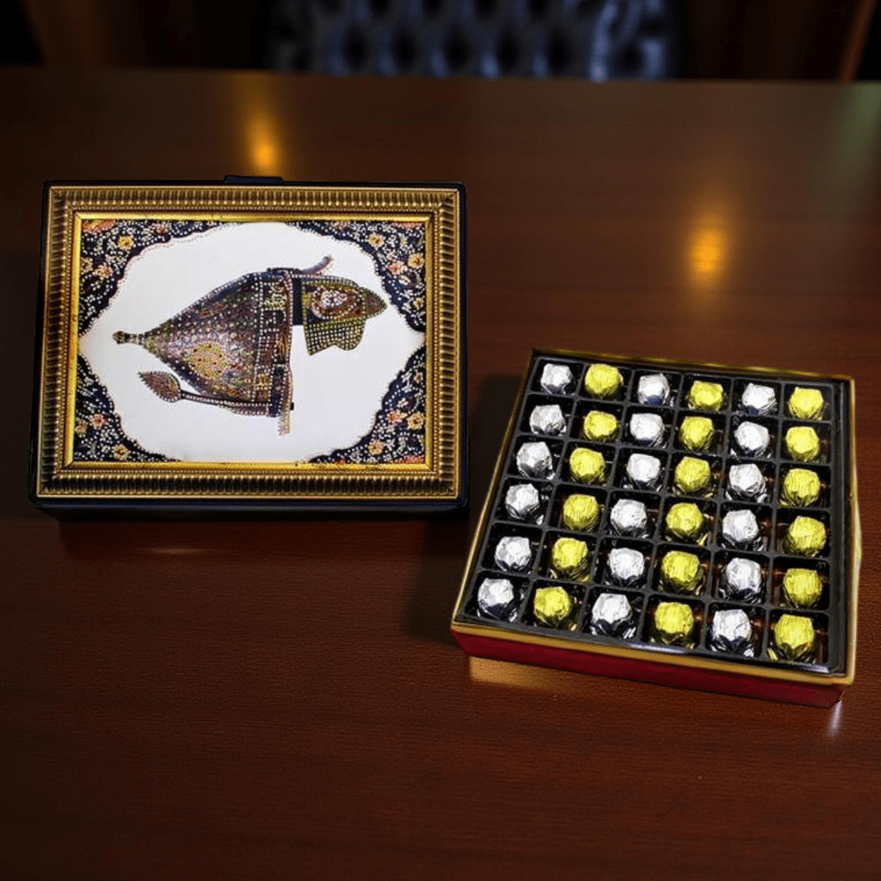 Dark Brown El Yapımı Osmanlı Motifli Miğfer Çerçeveli Çikolata Kutusu 36'lı Sargılı Çikolatalı