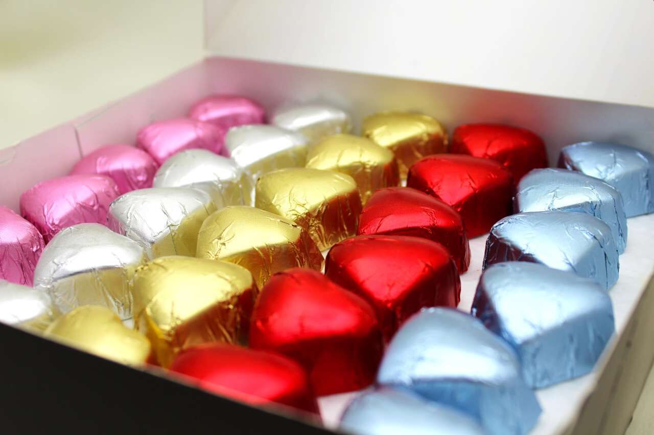 Dark Brown Kalp Şekilli Fındıklı El Yapımı Çikolata - 1000 Gr