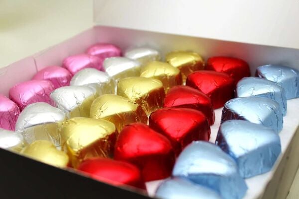 Dark Brown Kalp Şekilli Fındıklı El Yapımı Çikolata - 1000 Gr