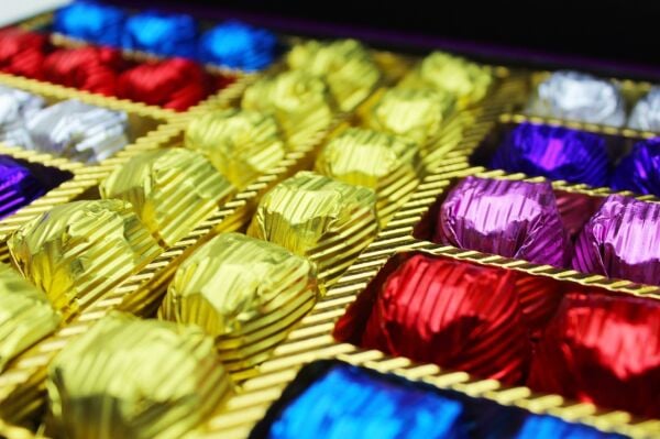 Dark Brown Sütlü Çikolata - 42 Adet Fındık Parçacıklı Sargılı