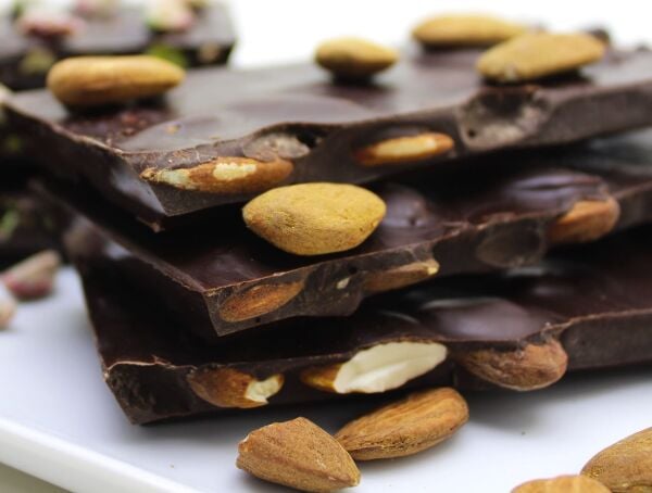 Dark Brown Bademli Beyoğlu Çikolatası %54 Bitter Oranı 750 Gram