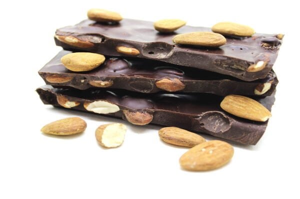 Dark Brown Bademli Beyoğlu Çikolatası %54 Bitter Oranı 750 Gram