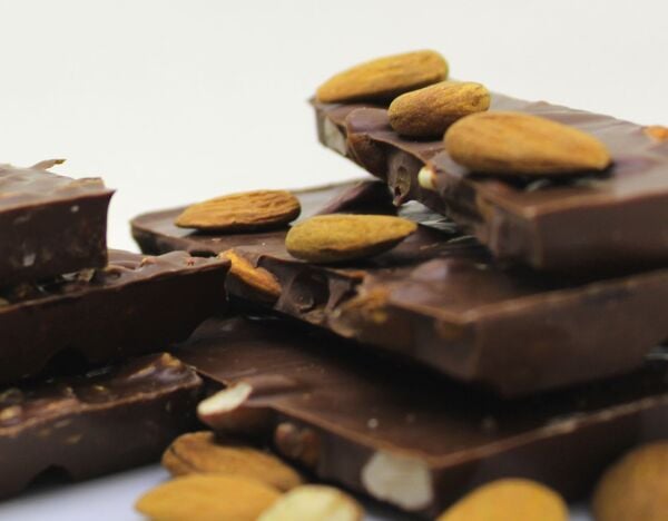 Dark Brown - Kıtır Kıtır Bademli Beyoğlu Çikolatası 250 Gram