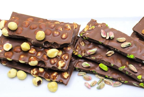 Dark Brown Sütlü Beyoğlu Çikolatası: Fındıklı ve Antep Fıstıklı Lezzet 250 Gram