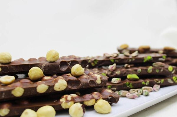 Dark Brown Sütlü Beyoğlu Çikolatası: Fındıklı ve Antep Fıstıklı Lezzet 1 KG