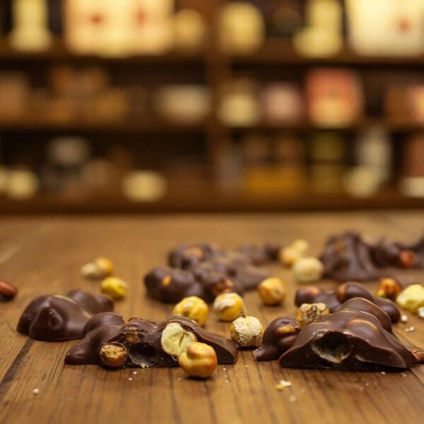 Dark Brown Leblebili Sütlü Roş Çikolata - Tatlı Tuzlu Deneyim 250 Gram