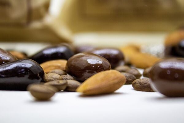 Nuri Toplar 500g Taze Türk Kahvesi ve Bademli Draje 250g Çikolata