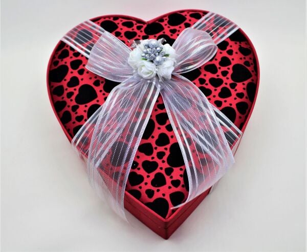 Dark Brown El Yapımı Kırmızı Sargılı Kalp Desenli Orta Boy Çikolata Kutusu KN3