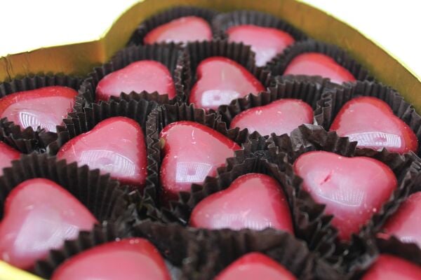 Dark Brown El Yapımı Kalp Desenli Orta Boy Çikolata Kutusu KN03