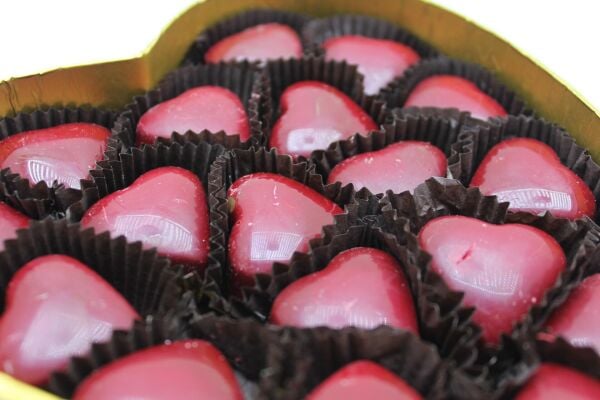 Dark Brown El Yapımı Kalp Desenli Orta Boy Çikolata Kutusu KN03