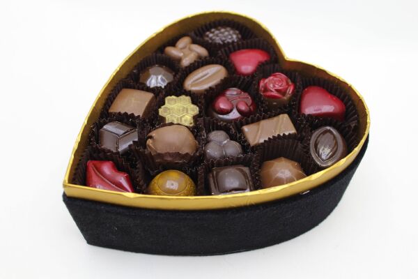 Dark Brown - El Yapımı Kalp Desenli Orta Boy Spesiyel Çikolata Kutu KN03