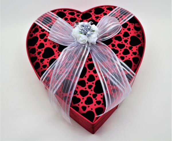 Dark Brown - El Yapımı Kalp Desenli Orta Boy Spesiyel Çikolata Kutu KN03