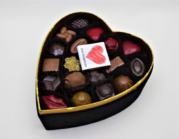 Dark Brown - El Yapımı Kalp Desenli Orta Boy Spesiyel Çikolata Kutu KN03