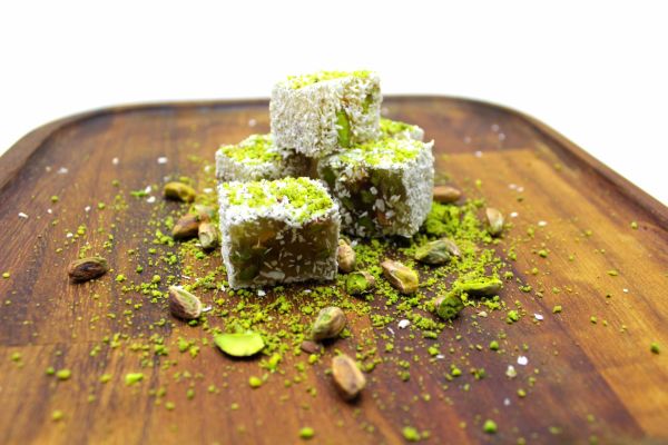 Bütün Antep Fıstıklı Sade Lokum, El Yapı Hindistan Cevizi Kaplamalı 2 KG